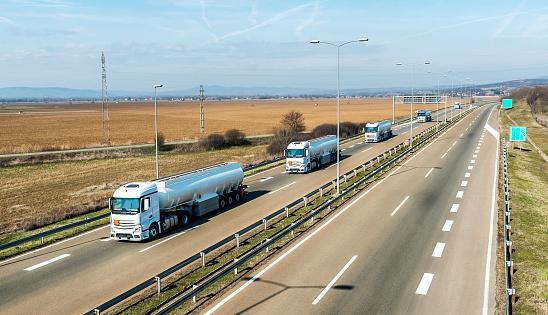 samochody ciężarowe na autostradzie